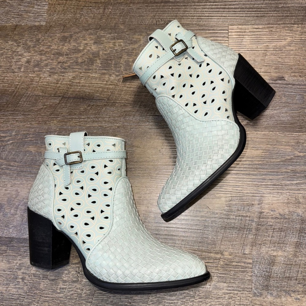 Dingo Be‎ Famous Western Booties Women's 8.5 Mint Leather Cutout Ankle Boots